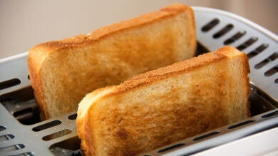 Sanidad aconseja evitar la acrilamida, una sustancia que aparece al tostar mucho los alimentos con muchos hidratos