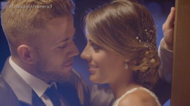 Rafa intenta robarle un beso a María