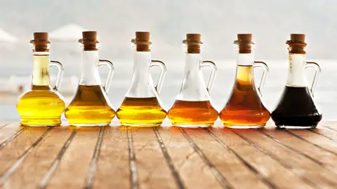 Botellas de vinagre y aceite de oliva Botellas de vinagre y aceite de oliva