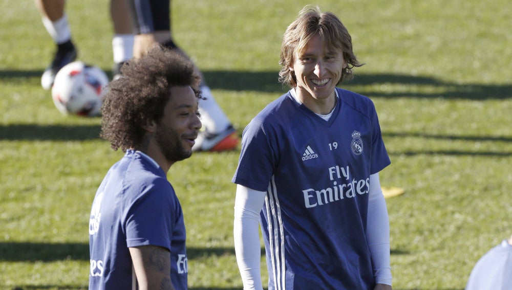 Marcelo y Modric sonríen durante un entrenamiento con el Real Madrid