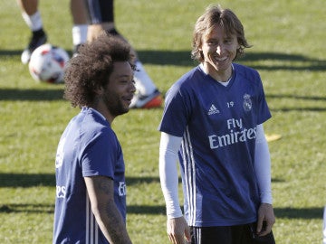 Marcelo y Modric sonríen durante un entrenamiento con el Real Madrid