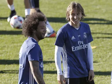 Marcelo y Modric sonríen durante un entrenamiento con el Real Madrid Marcelo y Modric sonríen durante un entrenamiento con el Real Madrid