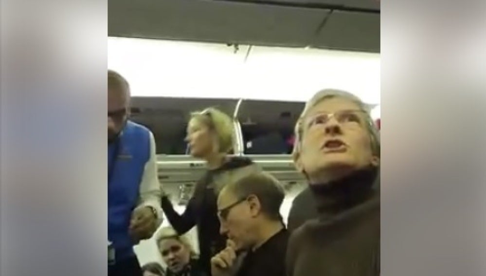 Mujer expulsada del avión por no querer sentarse junto a un pro-Trump