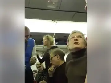 Mujer expulsada del avión por no querer sentarse junto a un pro-Trump Mujer expulsada del avión por no querer sentarse junto a un pro-Trump