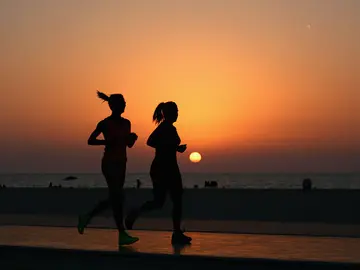 Imagen de archivo de unas corredoras en pleno ejercicio Imagen de archivo de unas corredoras en pleno ejercicio