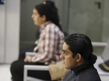 El matrimonio formado por un marroquí y una española, Choukri El Hadouchi (d) y Sara Vallejo Zeroual (al fondo) durante el juicio en la Audiencia Nacional El matrimonio formado por un marroquí y una española, Choukri El Hadouchi (d) y Sara Vallejo Zeroual (al fondo) durante el juicio en la Audiencia Nacional
