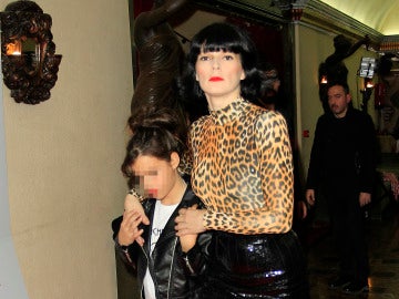 Bimba Bosé junto a su hija Dora Postigo Bimba Bosé junto a su hija Dora Postigo