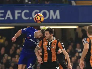 Cahill y Mason chocan en un salto por la disputa del balón Cahill y Mason chocan en un salto por la disputa del balón