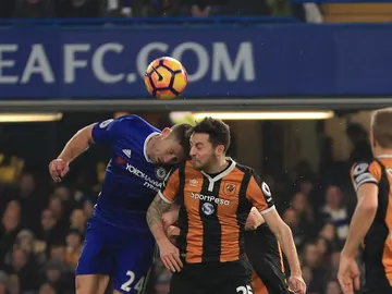 Cahill y Mason chocan en un salto por la disputa del balón Cahill y Mason chocan en un salto por la disputa del balón