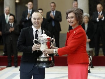 Andrés Iniesta recibiendo el premio Reina Sofía