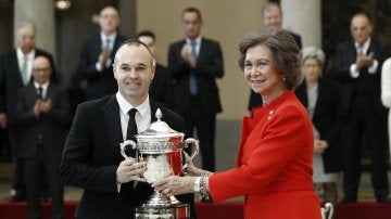 Andrés Iniesta recibiendo el premio Reina Sofía