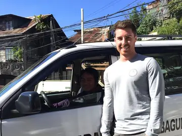 Trent Shields junto al taxista que le devolvió sus pertenencias Trent Shields junto al taxista que le devolvió sus pertenencias