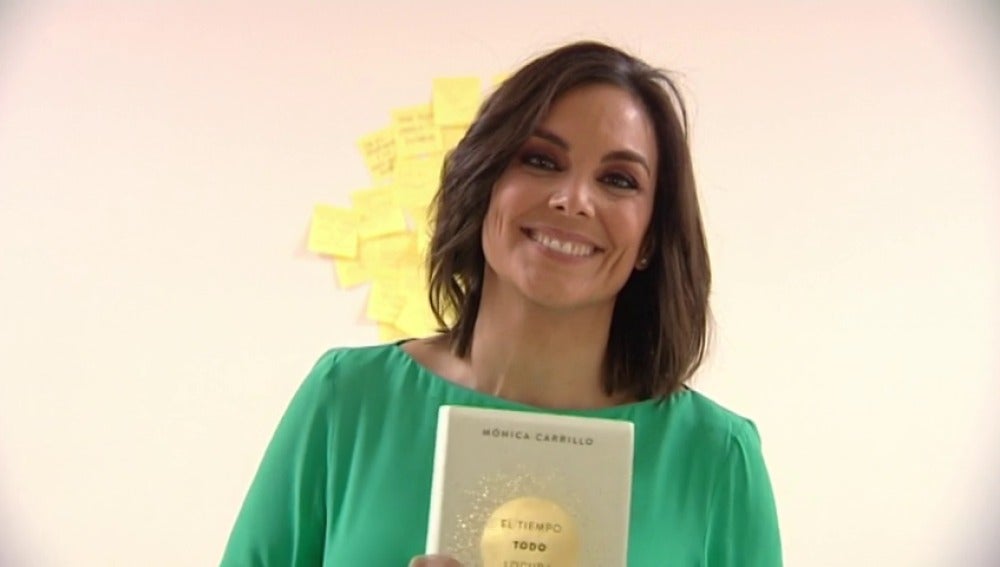 Mónica Carrillo con un ejemplar de "El tiempo. Todo. Locura"