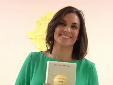 Mónica Carrillo con un ejemplar de "El tiempo. Todo. Locura" Mónica Carrillo con un ejemplar de "El tiempo. Todo. Locura"