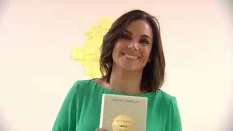 Mónica Carrillo con un ejemplar de "El tiempo. Todo. Locura" Frame 67.224359 de: La periodista de Antena3, Mónica Carrillo, presenta el libro de microcuentos "El tiempo. Todo. Locura"