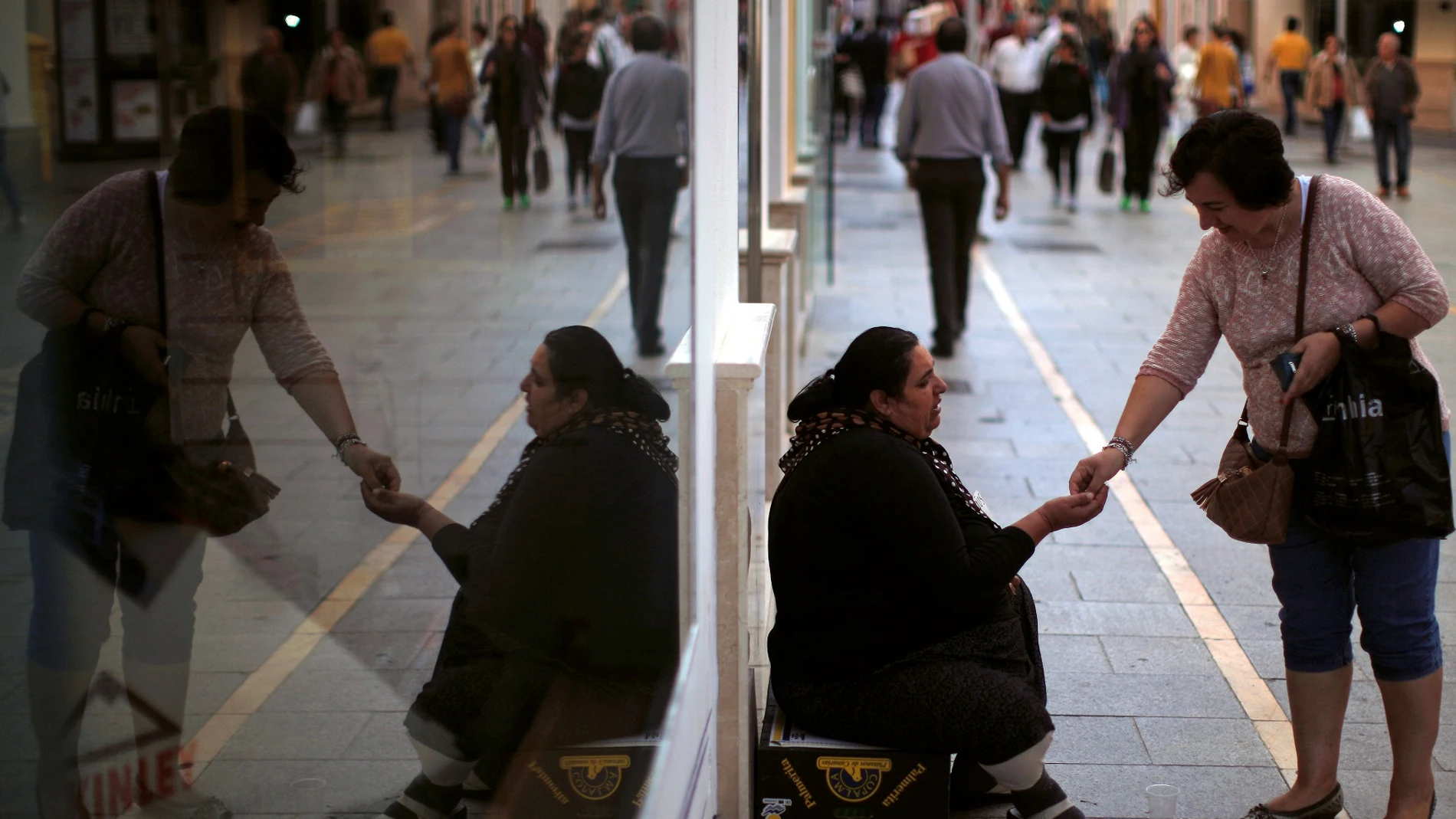 Una mujer pidiendo dinero en las calles de Ronda Una mujer pidiendo dinero en las calles de Ronda