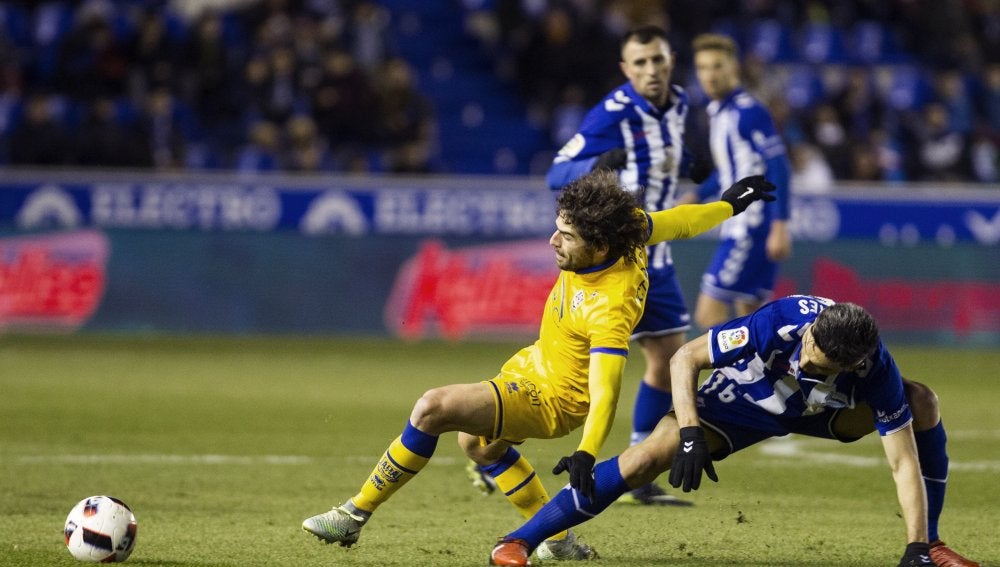 Víctor Pérez y Daniel Torres pelean por un balón