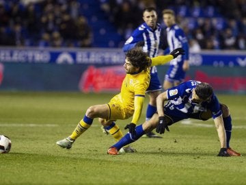 Víctor Pérez y Daniel Torres pelean por un balón