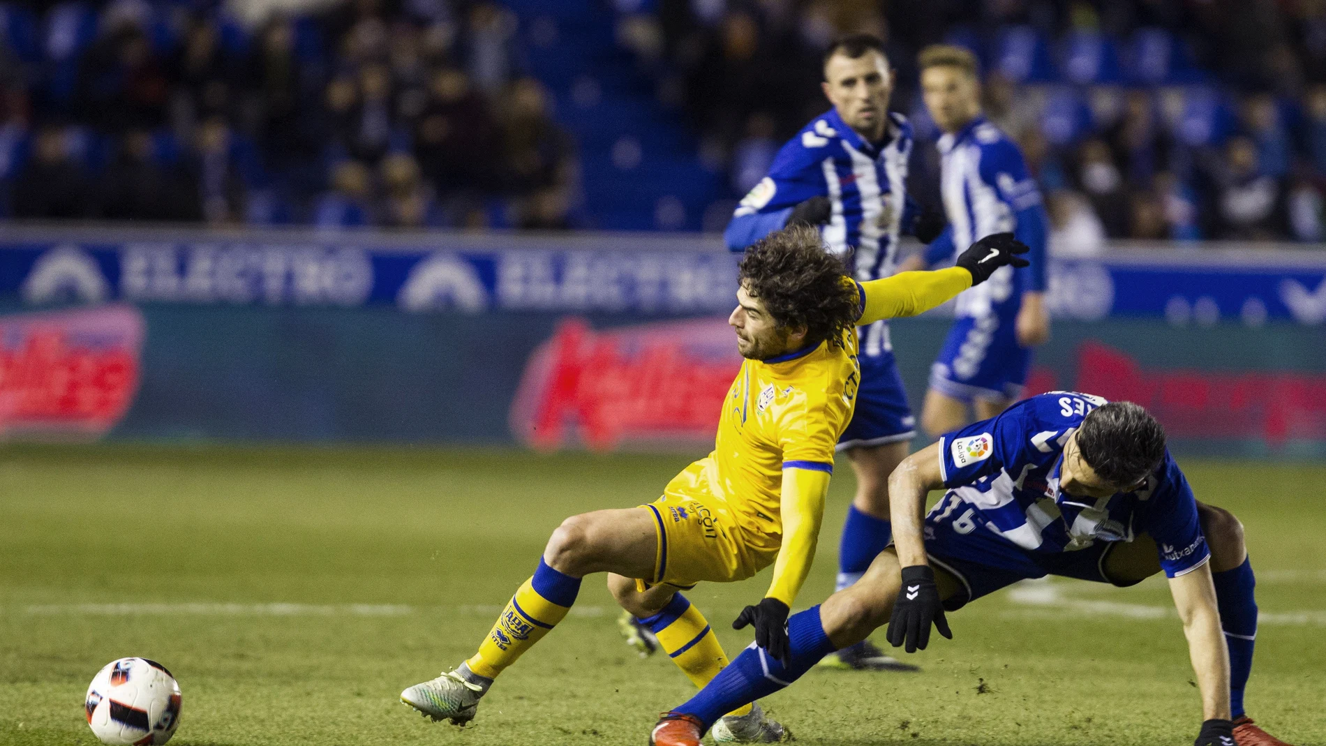 Víctor Pérez y Daniel Torres pelean por un balón Víctor Pérez y Daniel Torres pelean por un balón