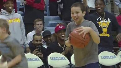 Un niño deja boquiabiertos a todos al encestar desde media cancha tres veces seguidas