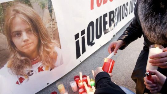 Vecinos colocan velas por Marta del Castillo