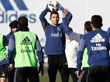 Cristiano Ronaldo lanza el balón en un entrenamiento del Madrid