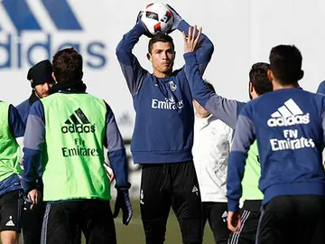 Cristiano Ronaldo lanza el balón en un entrenamiento del Madrid Cristiano Ronaldo lanza el balón en un entrenamiento del Madrid
