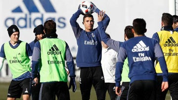 Cristiano Ronaldo lanza el balón en un entrenamiento del Madrid