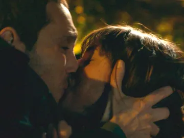 El corazón de Álex toma el mando y besa a Marian El corazón de Álex toma el mando y besa a Marian