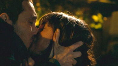 El corazón de Álex toma el mando y besa a Marian