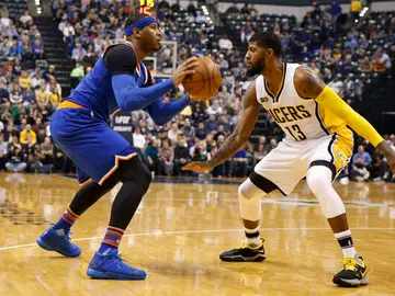 Carmelo Anthony mira a canasta ante la defensa de Paul George Carmelo Anthony mira a canasta ante la defensa de Paul George