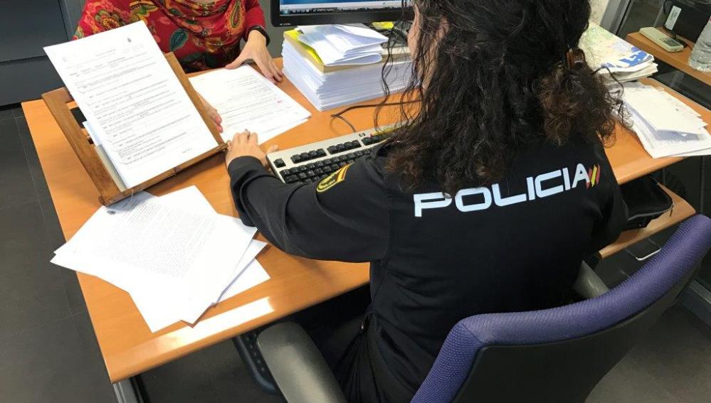 Una agente de la Policía Nacional atiende una denuncia.