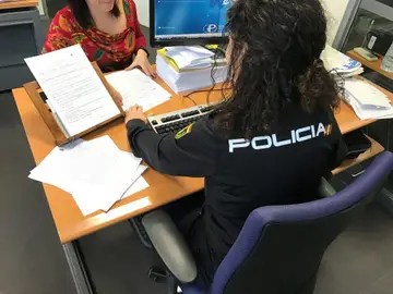 Una agente de la Policía Nacional atiende una denuncia. Una agente de la Policía Nacional atiende una denuncia.