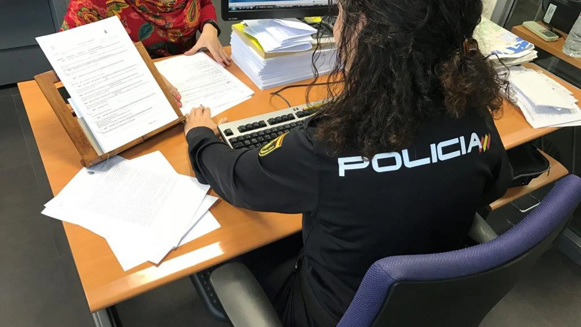 Una agente de la Policía Nacional atiende una denuncia. Una agente de la Policía Nacional atiende una denuncia.