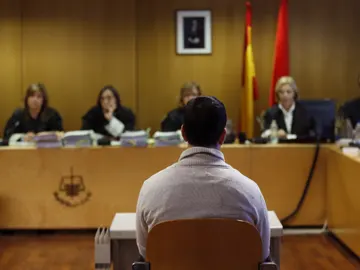 Un acusado frente al tribunal Un acusado frente al tribunal