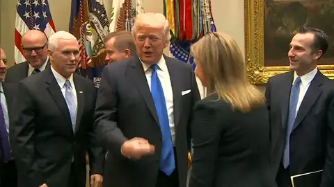 Frame 34.626666 de: Trump promete incentivos a los fabricantes de automóviles para montar nuevas plantas en Estados Unidos Frame 34.626666 de: Trump promete incentivos a los fabricantes de automóviles para montar nuevas plantas en Estados Unidos