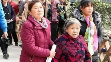 Las hermanas junto a su madre Las hermanas junto a su madre