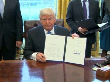 Frame 34.305836 de: Trump firma la construcción de dos polémicos oleoductos pese a las críticas de los ecologistas