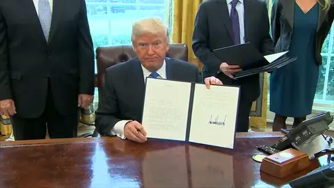 Frame 34.305836 de: Trump firma la construcción de dos polémicos oleoductos pese a las críticas de los ecologistas Frame 34.305836 de: Trump firma la construcción de dos polémicos oleoductos pese a las críticas de los ecologistas