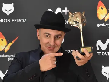 Roberto Álamo posa junto al Premio Feroz 2017 a Mejor actor protagonista Roberto Álamo posa junto al Premio Feroz 2017 a Mejor actor protagonista