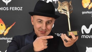 Roberto Álamo posa junto al Premio Feroz 2017 a Mejor actor protagonista