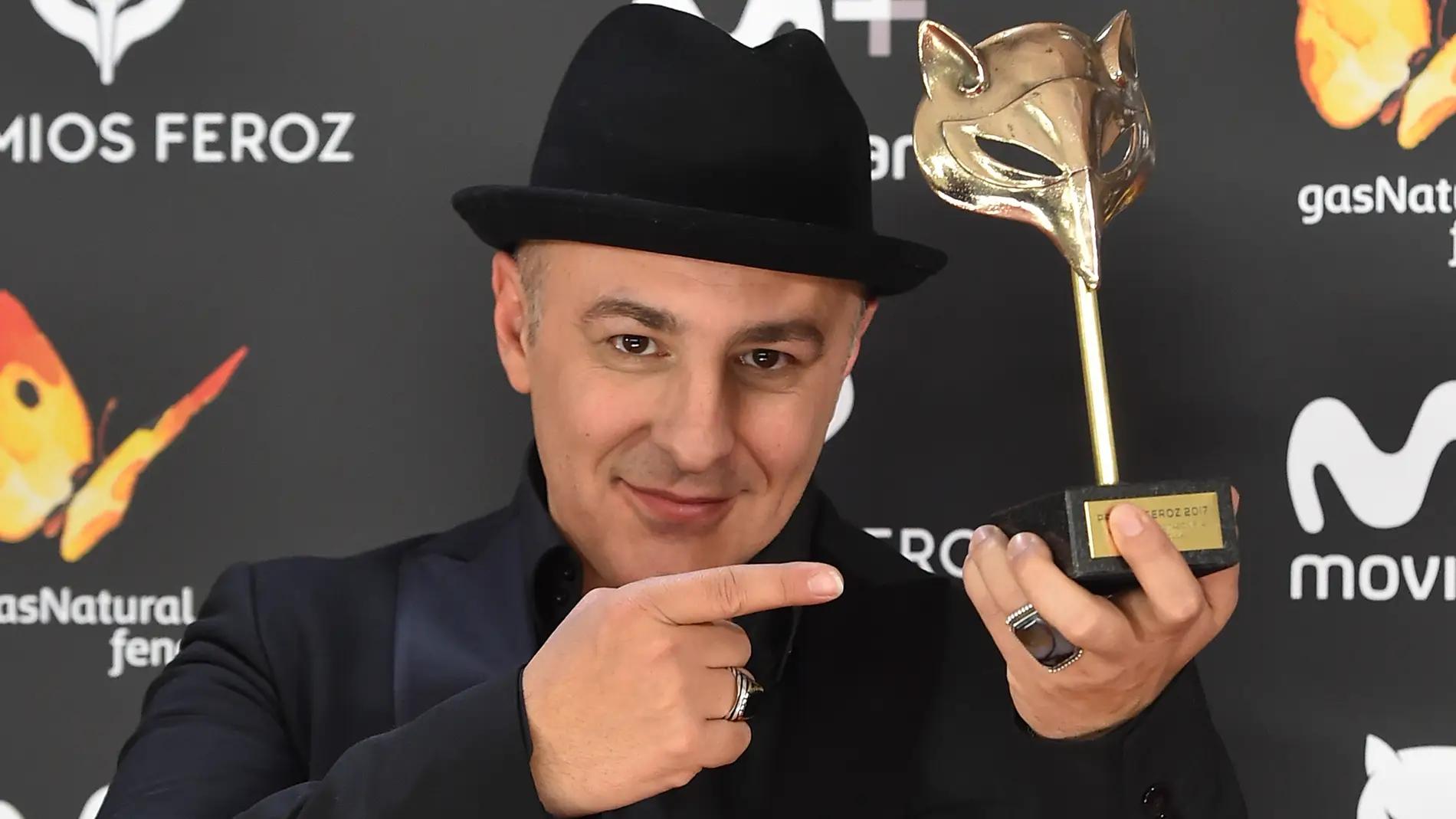 Roberto Álamo posa junto al Premio Feroz 2017 a Mejor actor protagonista