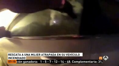 Un policía rescata a una mujer atrapada en su vehículo incendiado