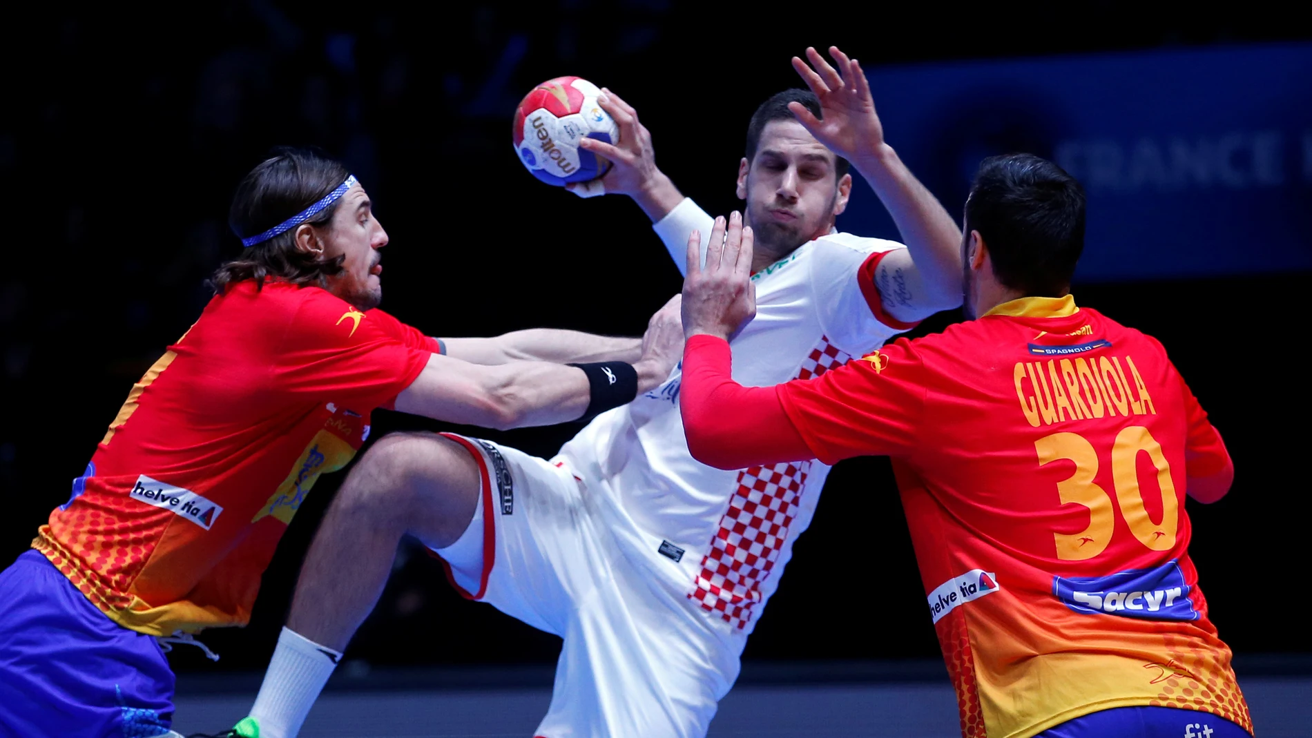 Guardiola defiende una acción ante un atacante croata Guardiola defiende una acción ante un atacante croata