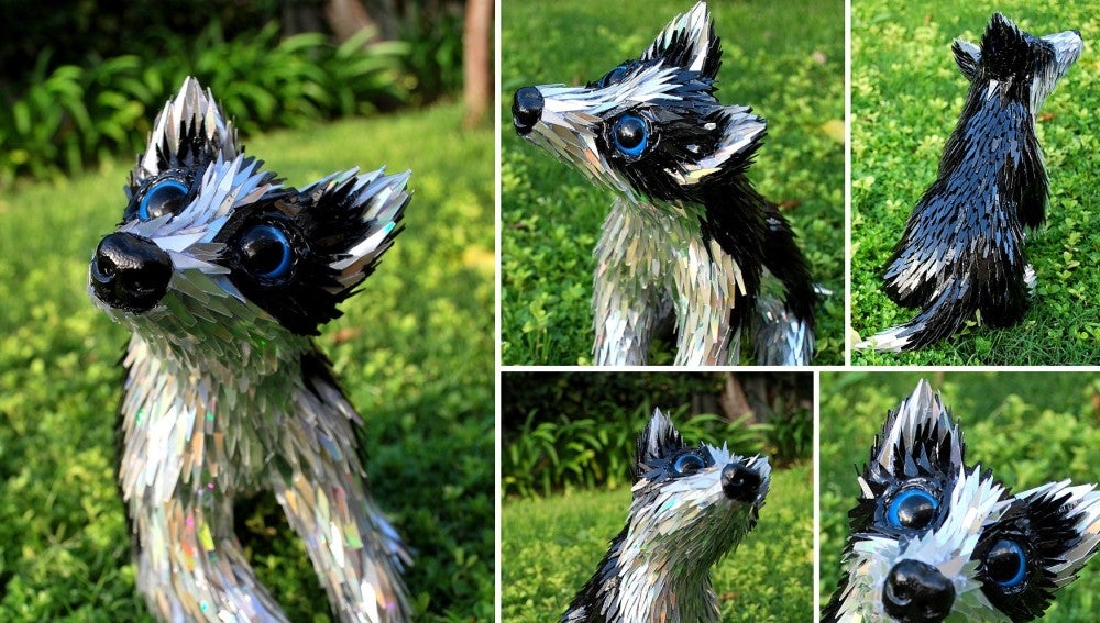 Una escultura de un perro creada con 40 cedés
