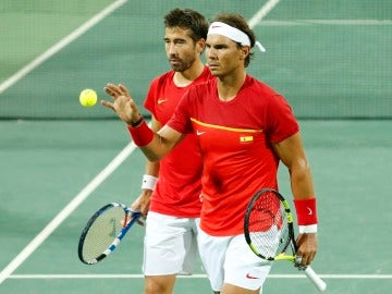 Nadal y Marc López, mientras disputan un partido con España