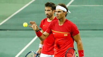 Nadal y Marc López, mientras disputan un partido con España