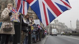 Varias personas participan en la manifestaci&oacute;n a favor del Brexit