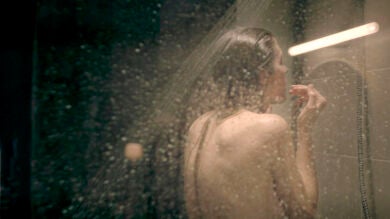 Alguien visita a Lara en la intimidad de la ducha