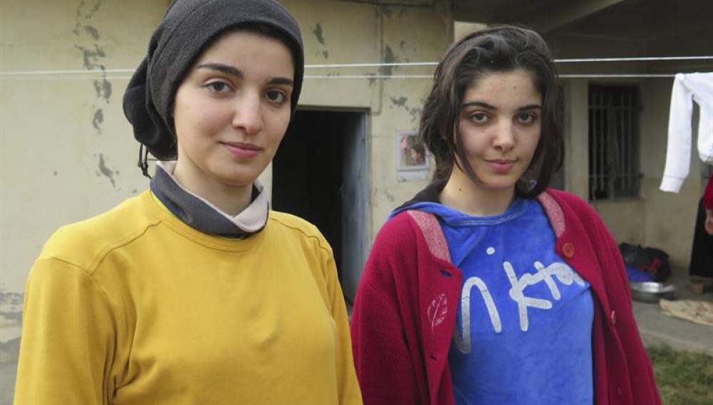 Heba junto a su hermana Yumama